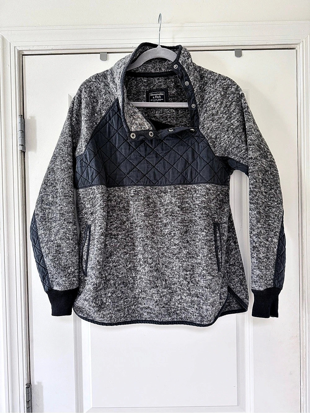 Abercrombie & Fitch Asymmetric Snap Quilted Fleece Pullover Gray & Black Sz M